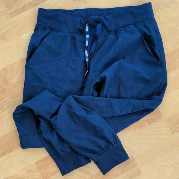 Med Couture Insight Women's Navy V-Neck Scrub Set, Medium, Like new - Picture 3 of 3